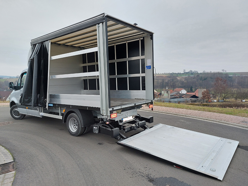 FZB-Curtainsider-mit Ladebordwand-Dachspoiler-Fahrzeugbau