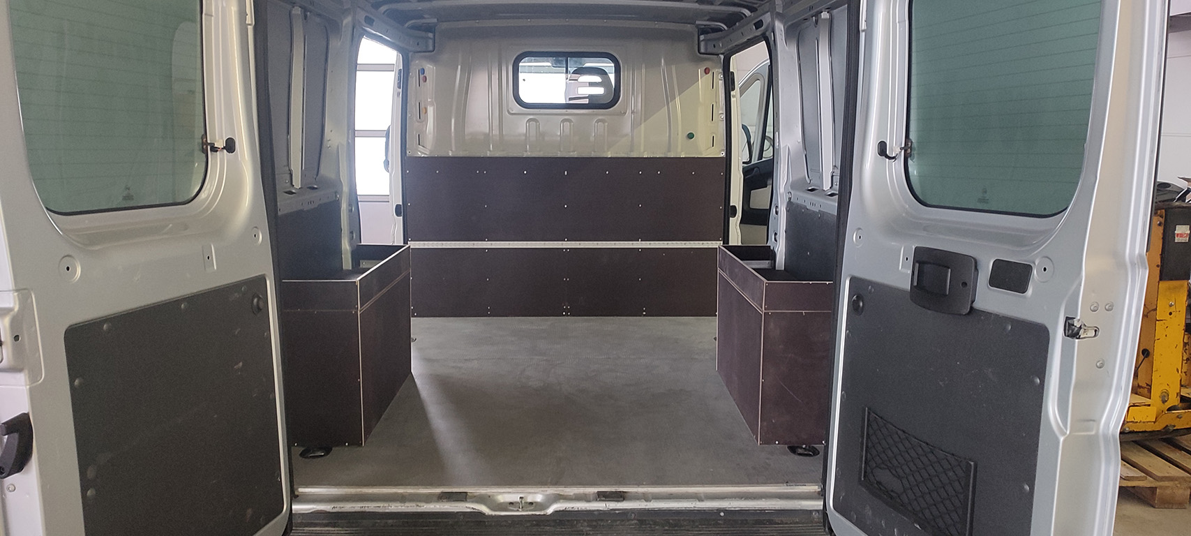 FZB-Holz-Laderaumauskleidung-Fahrzeugbau